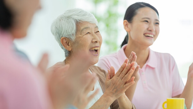 入居者とスタッフが笑顔で楽しむ様子